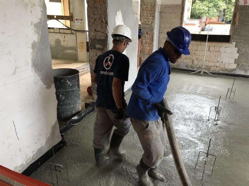 Tratamento de trincas em piso de concreto